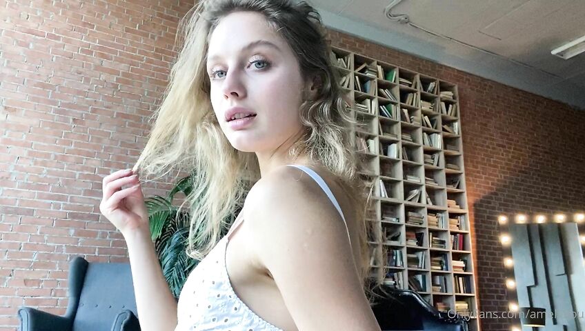 Amelie Lou - Pussy From Behind - 20 November 2020