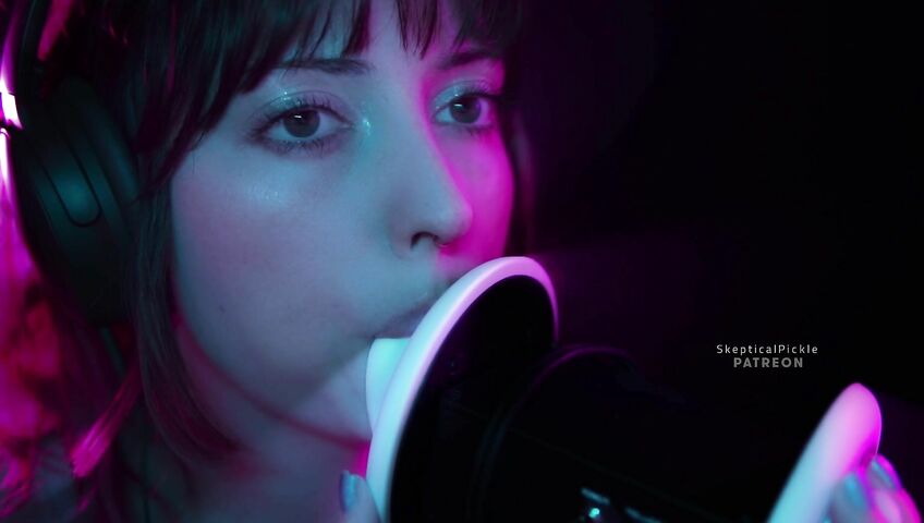 SkepticalPickle ASMR - Ultra bassy and visually pleasing ear licking (golden tier)