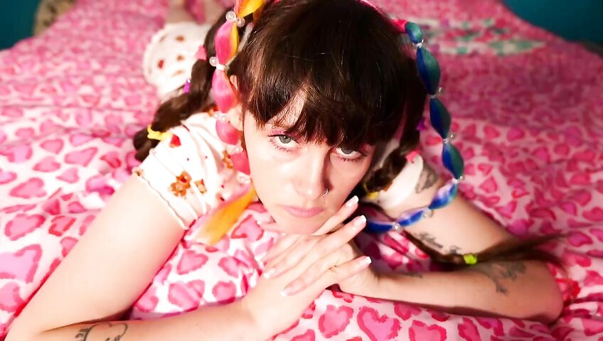 Sydney Harwin – Super Fucking Weird Family