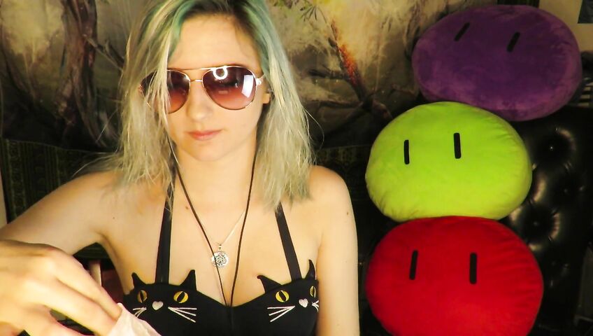 Aftyn Rose - Popsicle Sucking & Mouth Sounds on the Beach
