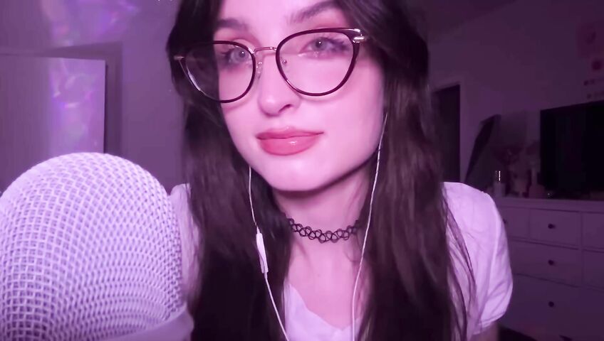 beebee ASMR - Manga Gripping, Tapping, Upclose Whispering