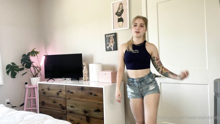 valeriewhitebby - Your step sister catches you in her room so she humiliates y..
