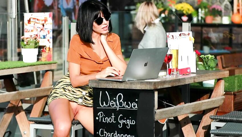 Milo Moiré @milomoire - Outdoors Pussy part 1